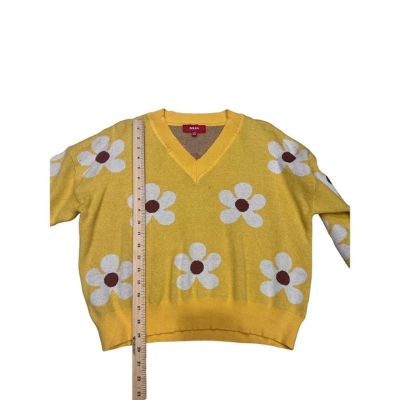 New Net.153 Yellow Floral Daisy cropped sweater sz Medium - Picture 2 of 5